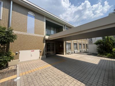 広々とした入口の外観