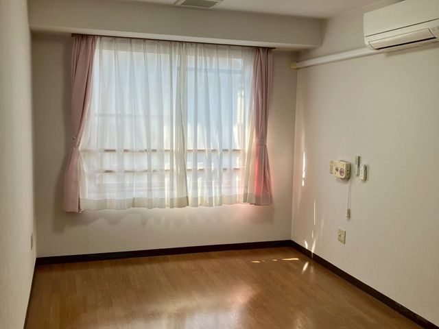 明るい居室 居室 自然光が差し込む明るい部屋です。落ち着いた空間で、快適に過ごせます。