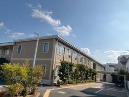明るい建物の外観