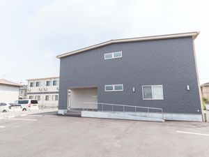 広い駐車場がある外観