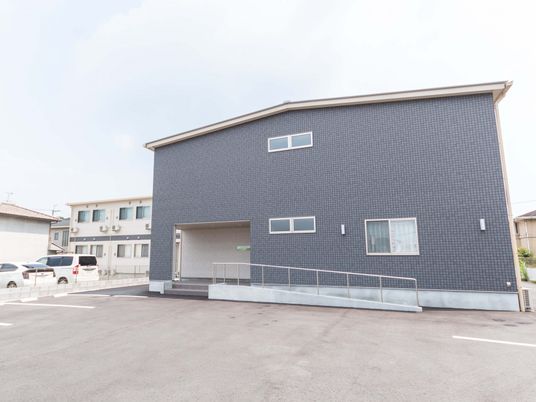 広い駐車場がある外観