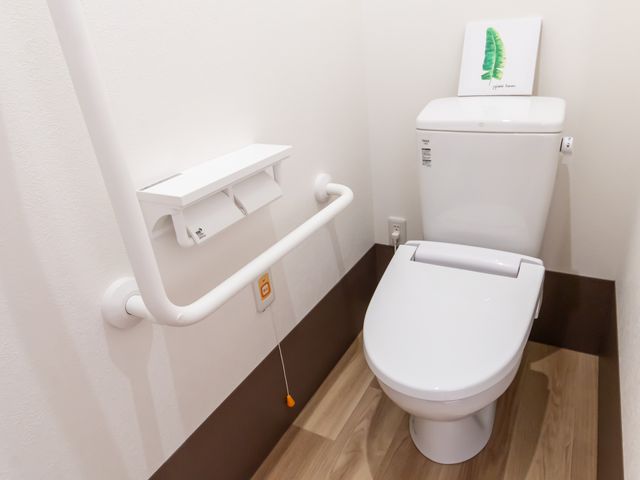 清潔で使いやすいトイレ トイレ 手すりが付いて安心して利用できるトイレです。明るい内装が清潔感を感じさせます。
