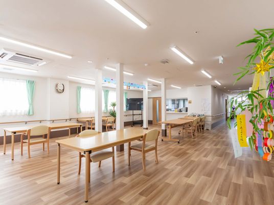 明るく広々した食堂
