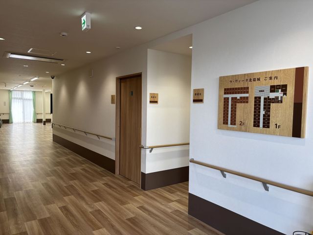 案内板のある廊下 廊下 広々とした廊下には、手すりが設置されており安全に移動できます。掲示板も見やすく配置されています。