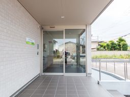 ガラス扉のエントランス