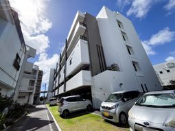空高くそびえる建物外観