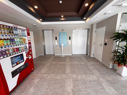 自動販売機とエレベーターの廊下