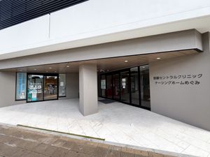 広く明るい出入口