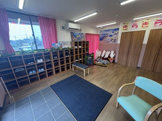 靴箱とベンチのある入口