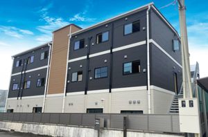 スタイリッシュな建物の外観