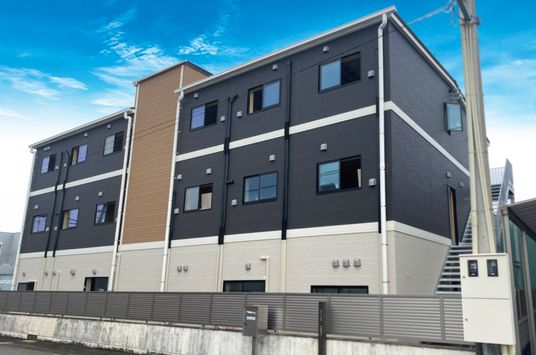 スタイリッシュな建物の外観
