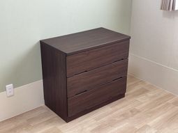 木製引き出しのある居室