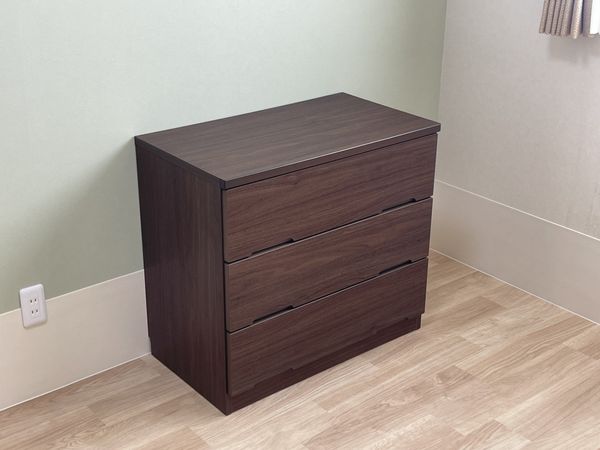 木製引き出しのある居室