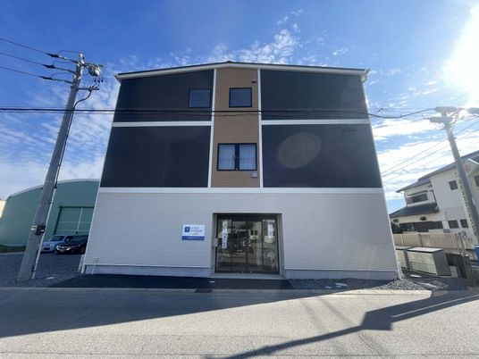 青空の広がる建物外観