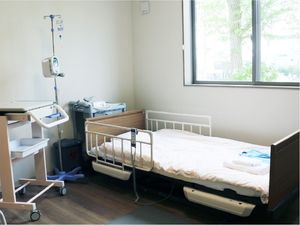 明るい居室のベッド  