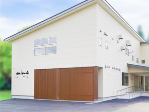 白い建物の外観  