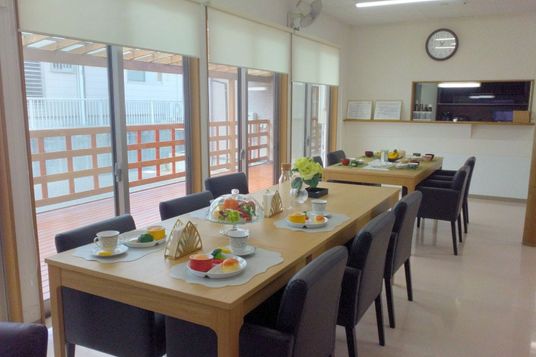 自然光が入る食堂