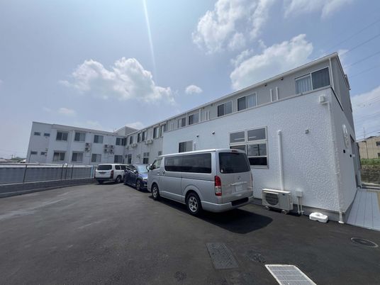 駐車スペースのある建物の外観