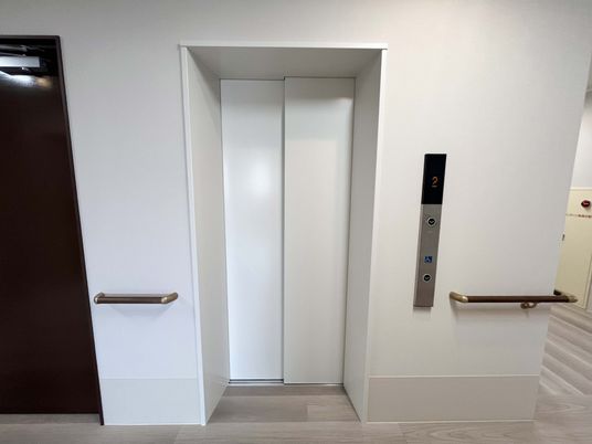 落ち着いた廊下のエレベーター