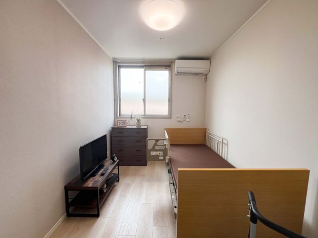 シンプルな居室 居室 シンプルで落ち着いた居室です。窓から自然光が差し込み、明るい雰囲気です。