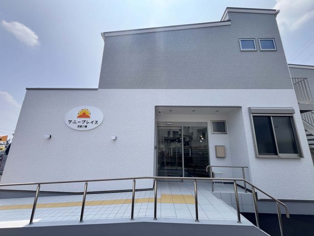 日差しが差し込む建物の外観 外観 モダンなデザインが特徴の建物です。入居者やスタッフが快適に過ごせるように工夫されています。