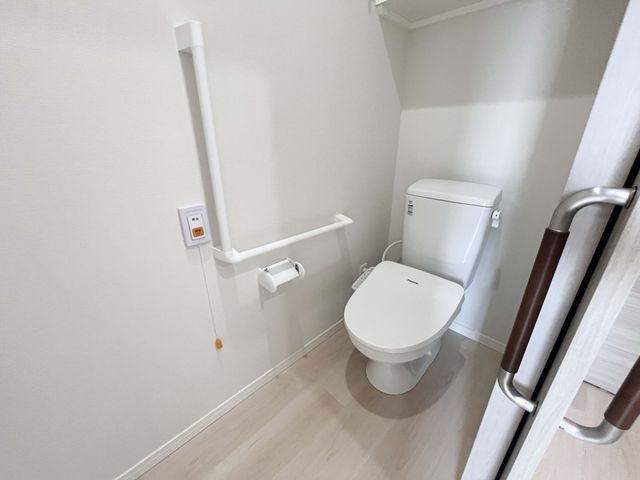 設えの整ったトイレ トイレ 手すりが設置された、安全に配慮されたトイレです。清潔感があり、安心して利用できます。