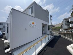 日差しが差し込む外観
