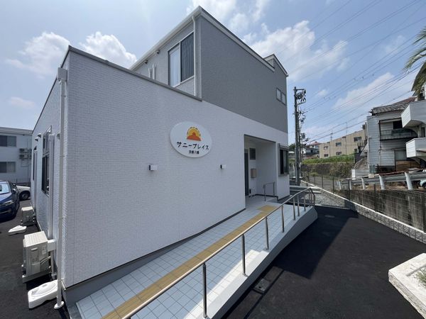日差しが差し込む外観