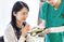 食事を受け取る人の様子