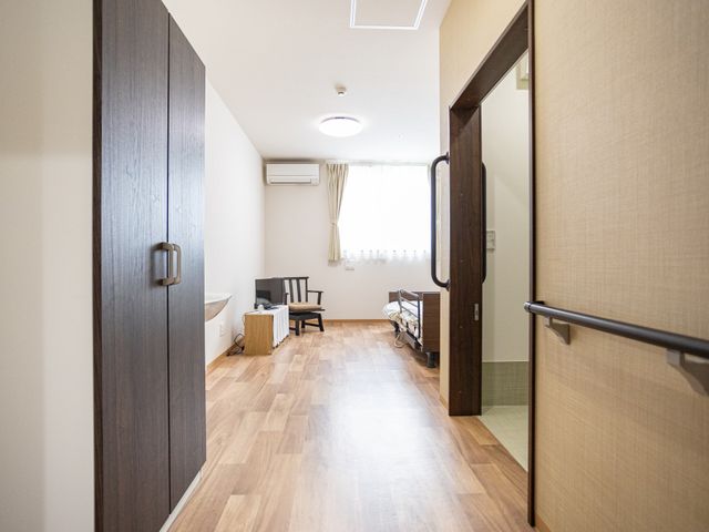 広々とした居室 居室 明るい自然光が差し込む居室で、ゆったりとした時間を過ごせます。広いスペースとシンプルな家具配置が特徴です。