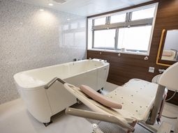 機械浴室の浴槽と椅子  