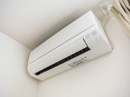 壁に設置のエアコン