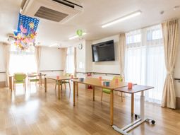 明るい食堂の様子  