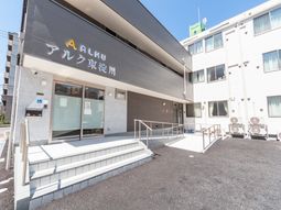明るい施設の外観  