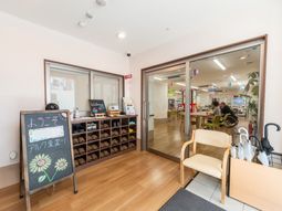 明るい受付と食堂の入口  
