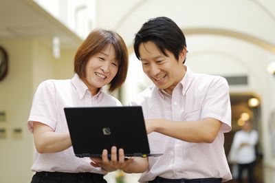 笑顔のスタッフエントランス