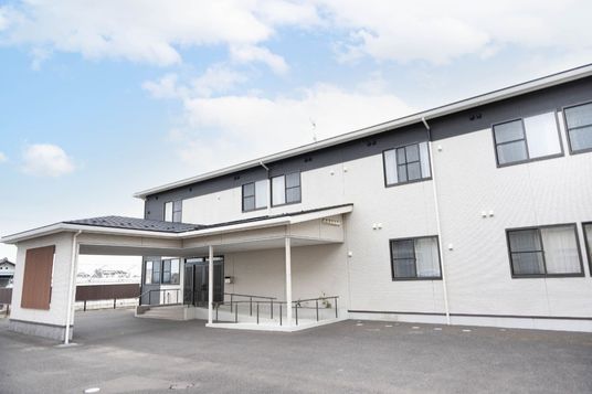 落ち着いた外観の建物