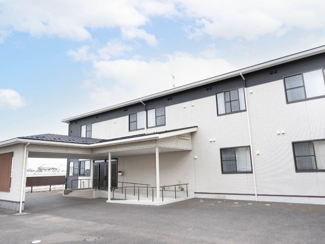 落ち着いた外観の建物 外観 広々とした落ち着いた雰囲気の建物です。車椅子でも使いやすいスロープがあります。