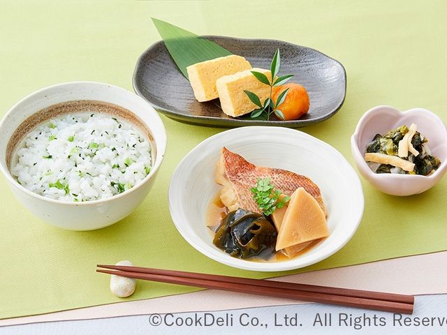 食事例 食堂 栄養バランスの取れた食事が提供され、健康的な食生活をサポートします。