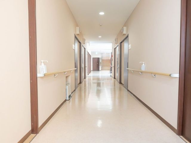 手すり付きの廊下 廊下 手すりが設置された廊下です。安全に配慮した設計で、移動をサポートします。