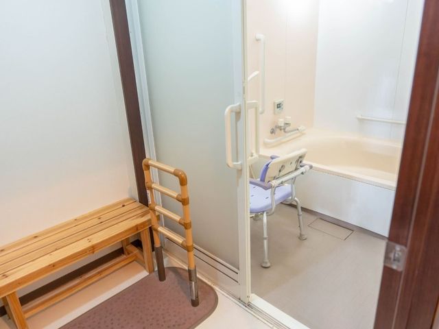 清潔な浴槽の部屋 浴室 安心して使える手すり付きです。介助が必要な方にも配慮された設計になっています。
