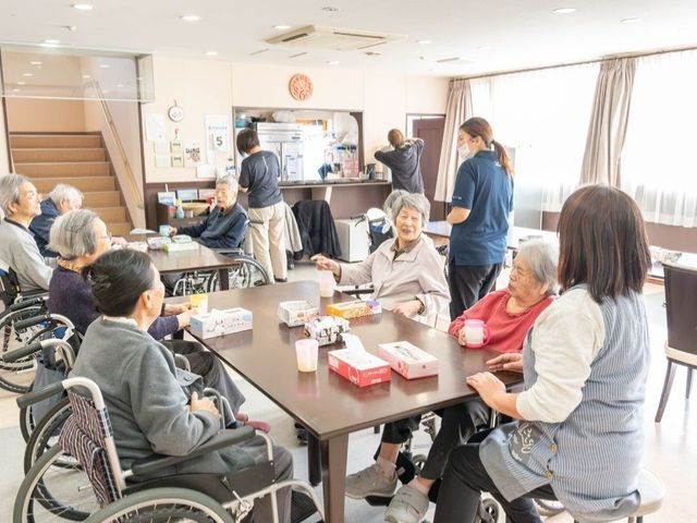 明るいラウンジ ラウンジ 日差しが差し込む広々としたスペースで、利用者が穏やかに団らんを楽しめます。