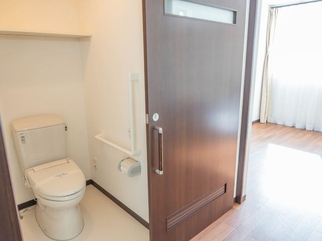 明るい空間のトイレ トイレ 自然光が入る明るいトイレです。安全に配慮した手すりも設置されています。