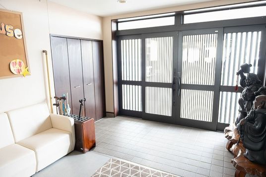 日差しが差し込むエントランス