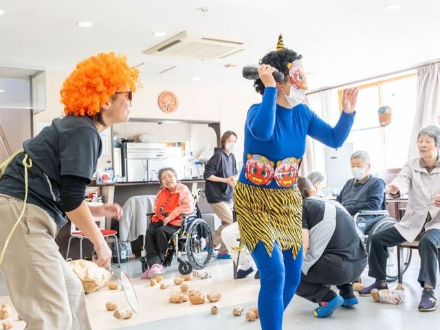 活気ある共有スペース 内観 明るいスペースでは、様々なイベントや交流活動が活発に行われています。楽しみながら働ける環境です。