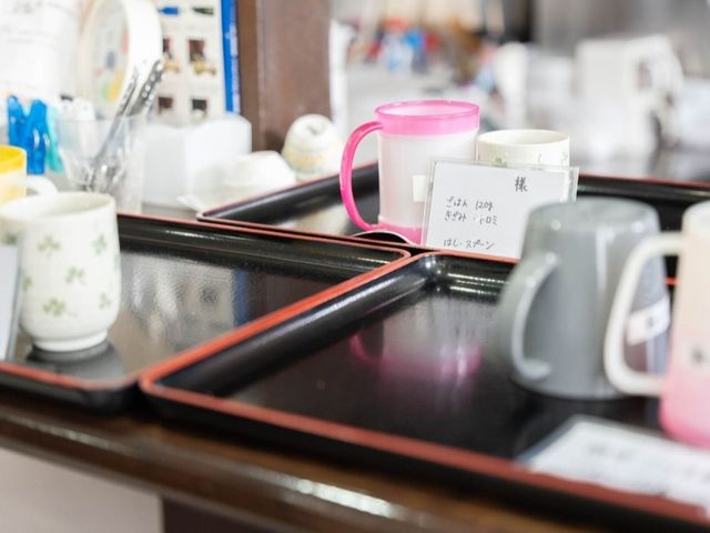 カップが並ぶカウンター ダイニングルーム 利用者用のカップが整然と並び、快適なサービスが行われています。