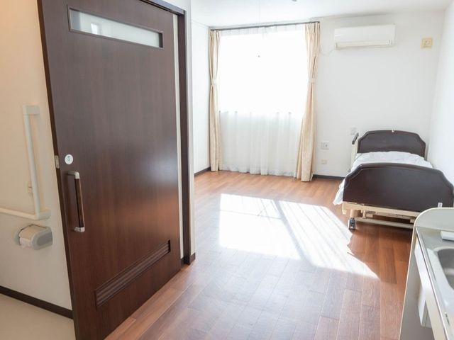 窓が大きい居室 居室 優しい自然光が差し込む居室です。広々とした空間で、快適に過ごせます。