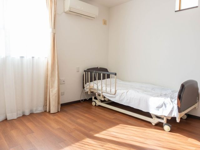 明るい居室 居室 自然光が差し込む快適な空間です。清潔感があり、働きやすい環境が整っています。
