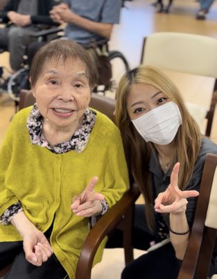椅子で談笑する様子ラウンジ