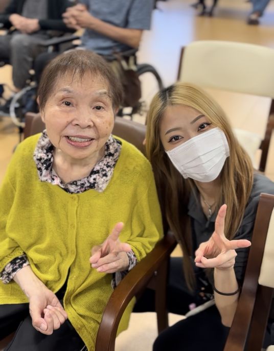 椅子で談笑する様子ラウンジ